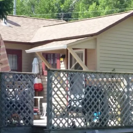 Cozy Retreat. 1 Bedroom House,  Welcome!May 1st -Nov 1st  Internet & Wifi