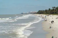 BEACH, POOL, SUNSETS in the Heart of Old Naples! - ติดทะเล
