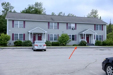 MaineStay Central Bangor Townhouse Near airport & Acadia Park w washer & dryer, Отели рядом с достопримечательностью «John Bapst Memorial High School»