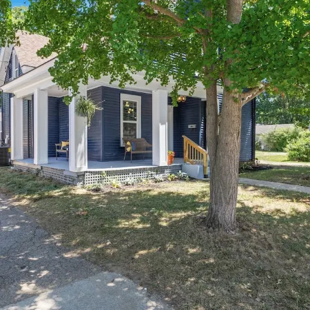 The Luxe/Hot Tub/Private Bar/ 12 Min to Horse Park