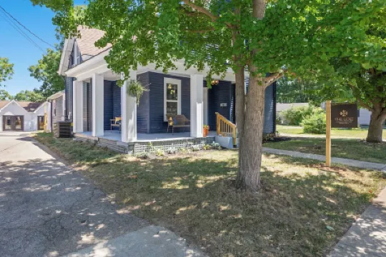 The Luxe/Hot Tub/Private Bar/ 12 Min to Horse Park