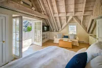 Beautiful 4 BR, 2 BA home a block fr Harbor, World Class dining
