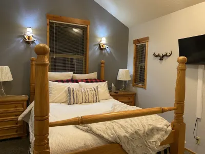 Packwood Adventure Lodge:private HOT TUB, game room, river access, 15 min to SKI Hotels near La Wis Wis Campground
