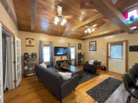 Chez le Fleur: A Cozy 2 Bedroom Home with Patio, Fenced Yard & Wi-Fi Min to I-10 Hoteles en Scott