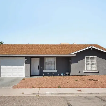 Las Vegas Retreat · Modern 3BR Oasis · 10 Min to Strip · Pet-Friendly & Licensed Отели рядом с достопримечательностью «Стадион «Сэм Бойд»»