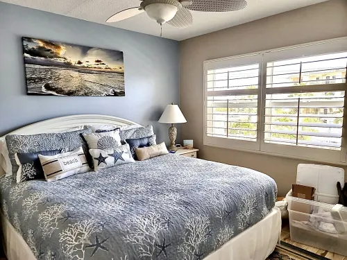 Steps from Beach, Gorgeous Sunset Views, Recently Renovated, 2BD/2BTH, Sleeps 4