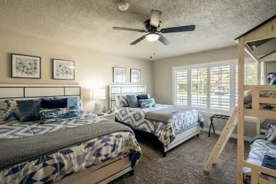 Hot Tub & Pool with 5 Cozy Bedrooms