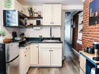 Private Guest house with Parking and Wi-Fi in a Central Location