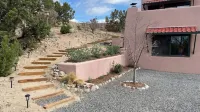 Secluded, modern adobe home just 4.9 miles from the historic Santa Fe Plaza. SWAN 공원 주변 호텔