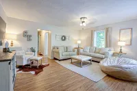 King Bed-Hot Tub-Arcade! Perfect for couples and families. Close to I-71. Hotels in Oldham County