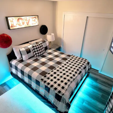 Trendy Downtown Nashua Getaway: Checkers-Themed 1 Bed/1 Bath!