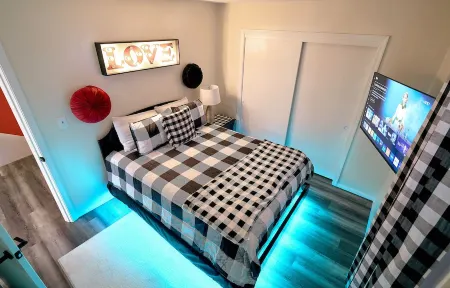 Trendy Downtown Nashua Getaway: Checkers-Themed 1 Bed/1 Bath!