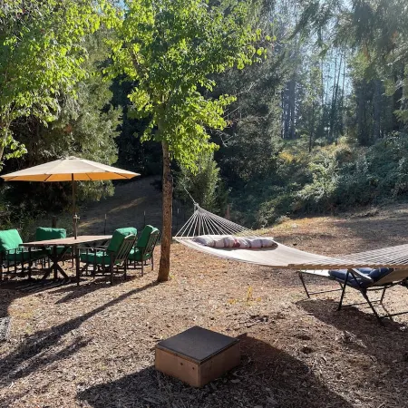 Ulee’s Gold: Cozy Cottage + Loft + Pet-Friendly