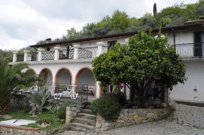 Bilocale Verde, relaxation in the countryside and exceptional views, private pool Hotels near Castello dei Vescovi di Luni