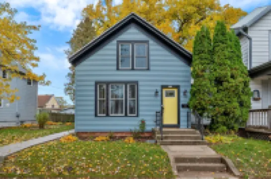 The Suncatcher- Steps to Lake Michigan. Pet Friendly & Fully Fenced