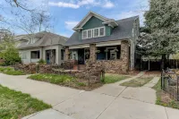 Historic Downtown Home, Sleeps 12, 5 Kings, Hot Tub, Private Courtyard