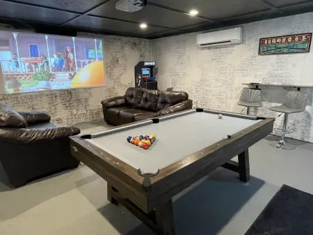 Modern Farmhouse w/Gameroom and theater room close to everything