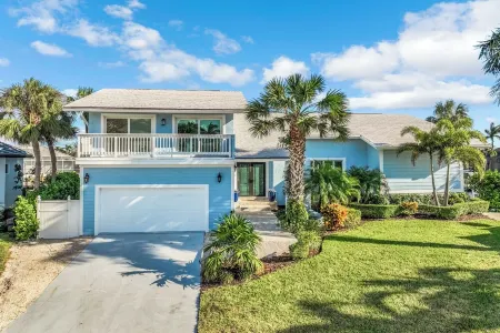 Luxury WaterFront Home, Putting Green, Bocce, Kayaks SUP's Bikes Pool/PPong Tbl