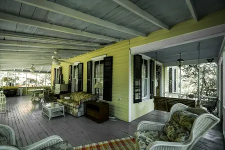 Cozy Cottage with Guest House, Gazebo and Deck Отели в г. Сейнт Таммани Пэриш