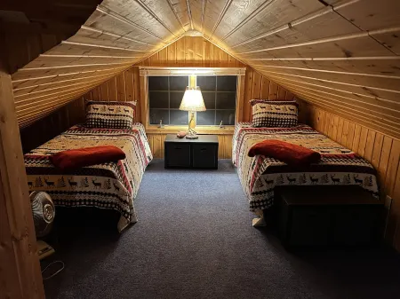 Log home Lake Koshkonong and Rock River !