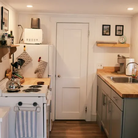 MaineStay Cottage #5 With Fireplace & Fully Stocked Kitchen in Hampden/Bangor