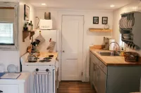 MaineStay Cottage #5 With Fireplace & Fully Stocked Kitchen in Hampden/Bangor