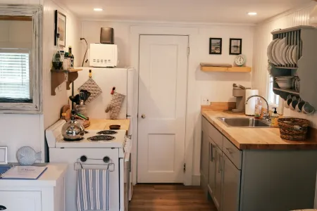 MaineStay Cottage #5 With Fireplace & Fully Stocked Kitchen in Hampden/Bangor