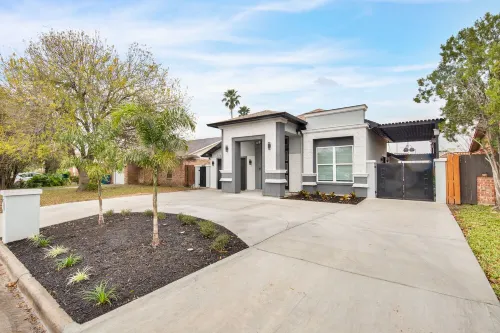 Newly Remodeled Modern Great Location 4BR 7 Beds Close to Many Attractions