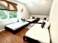 Candlewood Isle Cabin ~Dog-Friendly ~Lake Access~ Beach, Tennis, Basketball