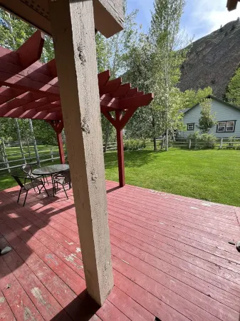 Spacious 3B/2BA house w/ fenced yard+mountain view