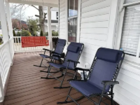 Charming Waterfront Home: Spacious, Modern, Near Attractions & Universities