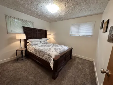 Cozy Corner at College Center of Town Sleeps 4 Отели рядом с достопримечательностью «Мелалейка Филд»