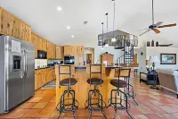 Waterfront Beauty 8-guests, Dock, Kayaks and more