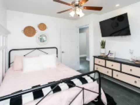 Luxury Retreat-Gourmet Kitchen, Playhouse, Hot Tub, & Steam Shower レイトンのホテル