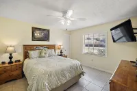 Sunny Getaway: Easy Access to Orlando & the Shore!