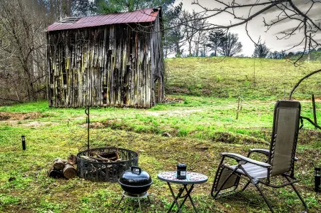Boho Off-Grid Glamping at Honeysuckle Springs Отели в г. Косби