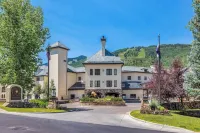 Ski in/Out Luxury, Mountain Views, 2 Pools, 3 Hot Tubs, Steam, Sauna, Gym Hotels in Beaver Creek