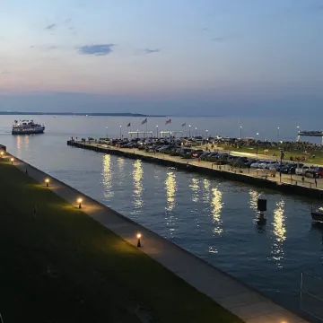 Sparkling clean, family friendly condo right on the water! Cedar Point View!