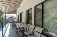 5 min walk to Universal, 2BR with Balcony Hotels in Universal City