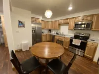 Guest Suite with Hot Tub, sleeps 4 - No nonsense fee Hotels in Moscow