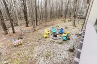 Tranquil 4-bedroom cabin, fireplace, firepit, games, private community