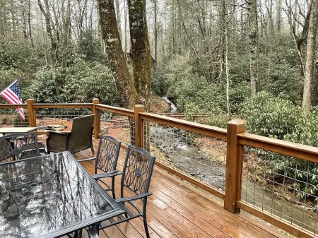 Creek side cottage with fire pit.  Walk to Cashiers. Dog friendly.