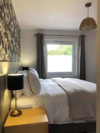 2 bed Apartment, Waterfront Views, 5 Mins From Shops & Restaurants