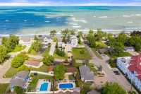 Hot tub open all year! Private heated pool, sleeps 10 near downtown New Buffalo! Hotels near New Buffalo,MI Beach Playground