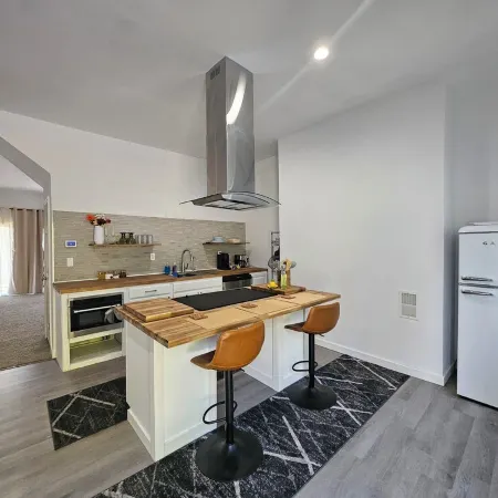 Remodeled 1890 original 2 bed in Wheeling w partial views of the Ohio River. Отели в г. Уилинг