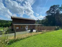 3 Minutes to Downtown Blue Ridge. Fully updated barn Studio. Hotels near Taste of Amish