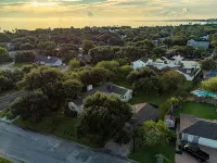 Charming Bay House, Located Off Ocean Dr, Porches & Large Gardens