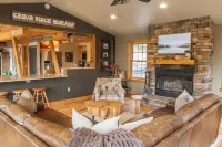 HotTub, PingPong, Firepit, 2 LivingRooms just .67 mi to beach