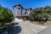 Oceanfront Luxurious Home, Pet Friendly, Hot Tub, Fly In and Walk from Airstrip Hotels near Cape Mendocino Lighthouse(At Shelter Cove)
