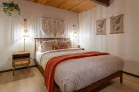 Fern Grove Cabin - Riverfront, Mountain views, Hot tub, Fire pit, Pet-friendly